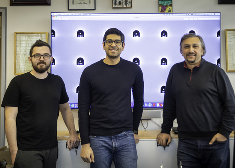 Oncay Yasa, Dr. Amirreza Aghakhani und Dr. Metin Sitti vom Max-Planck-Institut für Intelligente Systeme haben haben einen frei beweglichen Mikroroboter entwickelt. (Foto: Max-Planck-Institut für Intelligente Systeme)