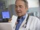 Arzt diktiert in ein Smartphone