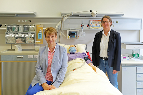 Prof. Dr. Christa Büker (links) und Prof. Dr. Änne-Dörte Latteck im Skills Lab der FH Bielefeld. (Foto: Benita Schröder/FH Bielefeld)