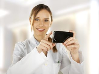 Medizinerin mit Smartphone