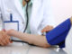 Mediziner kontrolliert Blutdruck