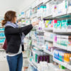 Kundin in moderner Apotheke