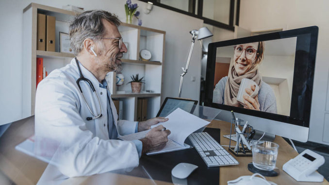 Arzt in Videosprechstunde mit Patientin