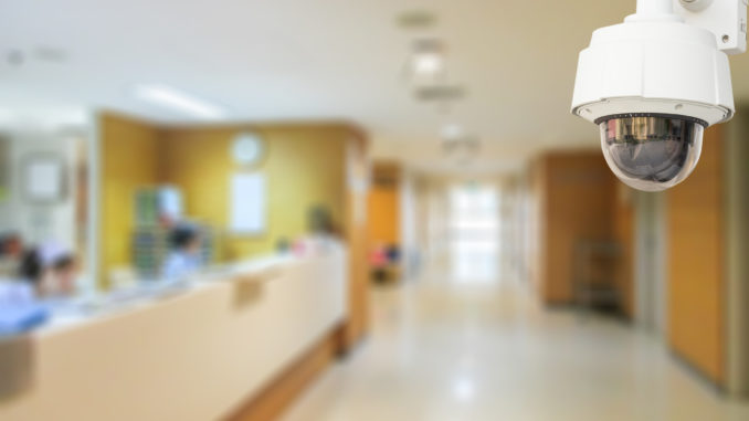 Überwachungskamera in Krankenhaus-Eingangsbereich