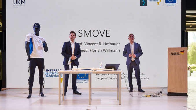 Auf der EXPO 2020 in Dubai: Dr. Vincent Hofbauer (r.) und Florian Willmann stellten im deutschen Pavillon den ersten Prototypen einer „intelligenten“ Hose vor. (Foto: UKM)