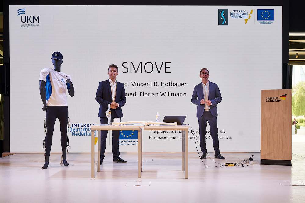 Auf der EXPO 2020 in Dubai: Dr. Vincent Hofbauer (r.) und Florian Willmann stellten im deutschen Pavillon den ersten Prototypen einer „intelligenten“ Hose vor. (Foto: UKM)