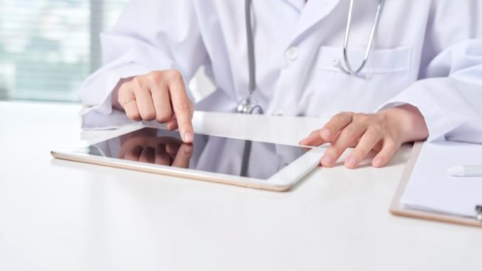 Mediziner am Tablet-PC