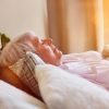 Seniorin im Bett