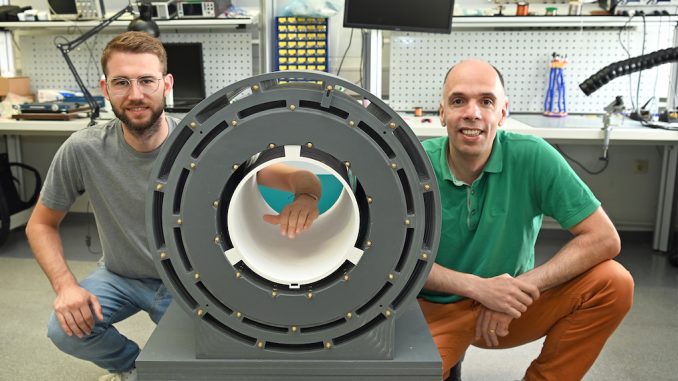 Nils Allek (l.) und Prof. Dr. Benjamin Meküc (r.) arbeiten an der FU Dortmund gemeinsam am Low-Field-MRT. (Foto: Benedikt Reichel/ Fachhochschule Dortmund)