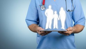 Symbolfoto: Digitalisierung des Gesundheitswesens (Arzt mit Tablet-PC)