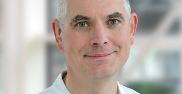 Dr. med. Patric Tralls ist Chefarzt der Zentralen Notfallambulanz am Städtischen Klinikum Solingen und einer der Initiatoren des digitalen Netzwerks der DGINA (Deutsche Gesellschaft Interdisziplinäre Notfall- und Akutmedizin). Foto: Städtisches Klinikum Solingen