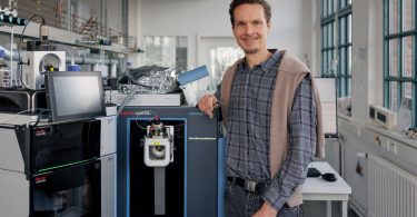 Zwei neue Hightech-Massenspektrometer ermöglichen Prof. Dr. Juri Rappsilber erstmals Einblicke in Protein-Netzwerke mit atomarer Auflösung. So lassen sich etwa Krankheiten gezielt bekämpfen. Foto: TU Berlin / Kevin Fuch